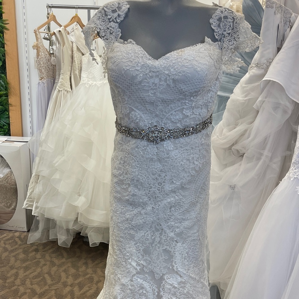 Essense of Australia Lace Wedding Gown Size 16 Altered Bridal Dress Beaded Belt